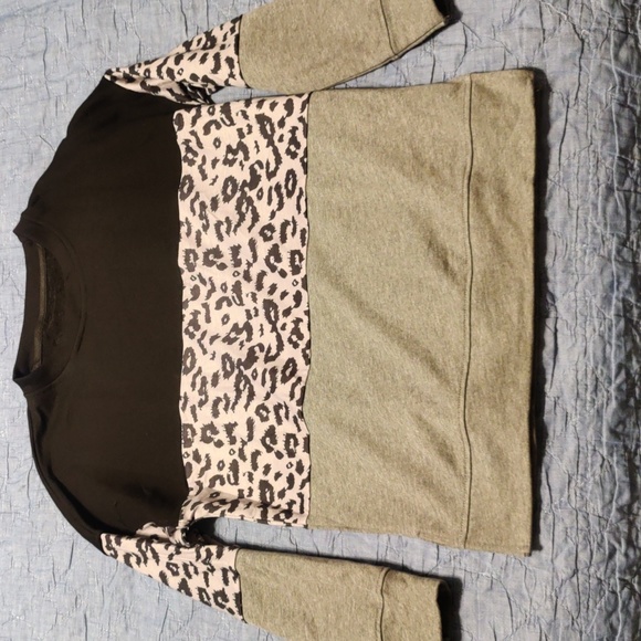 Tops - Cheetah sweater, size M